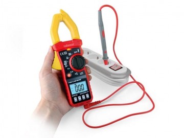 Digitale stroomtang aan het stopcontact verbonden