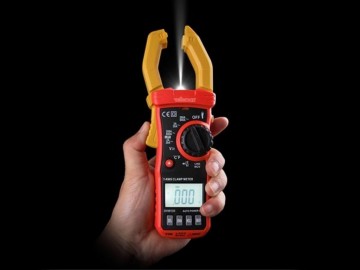 Digitale stroomtang vooraanzicht in de hand