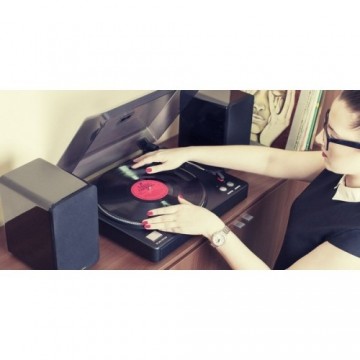 Krueger matz platenspeler sfeerfoto lp plaatsen